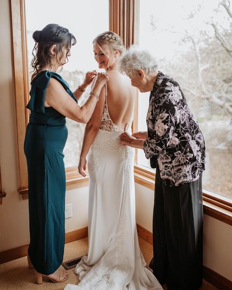 Moms and grandmothers always feel special when you intentionally incorporate them into your big day! 🤍 Here’s three ways to incorporate your mom into your wedding day— 💐 Instead of doing a bouquet toss, dedicate it to your mom! 💍 Ask your mom/grandma if they have a special piece of jewelry you could wear on your wedding day! 💌 Write a letter to her and read it to her/or give it to her on your wedding day, as a special thank you. For more wedding day tips, follow us and check out our w... Groomsmen Pictures, Letter To Her, Wedding Day Tips, Write A Letter, Bouquet Toss, Guest Attire, Wedding Attire Guest, Mom And Grandma, Wedding Shots