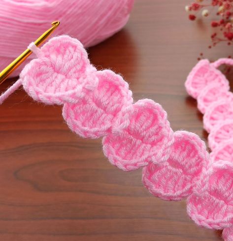 Training For Beginners, Beginners Crochet, Crochet Hair Accessories, Bandana Baby, Crochet Heart, Pattern Baby, Baby Headband, Heart Pattern, Crochet Knitting