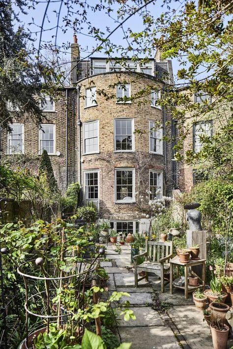 An Eclectic Art-Filled Townhouse in London - The Nordroom London Townhouse Exterior, Georgian London, Townhouse Garden, Townhouse Exterior, Georgian Townhouse, London Townhouse, Eclectic Art, Garden Studio, Hill Station