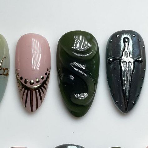 elle on Instagram: "Lord of the Rings inspired set 🗡️🐉  #pressonnails  #pressonnailset  #lordoftherings  #lotrnails  #lordoftheringsnails  #mixandmatchnails  #3dnails  #chromenails  #chromenailart" Elden Ring Nails, Lotr Nails Lord Of The Rings, Lotr Nail Art, Lord Of The Rings Nails, Lotr Nails, Lord Of The Rings Collection, Chrome Nail Art, Power Ring, Nail Games