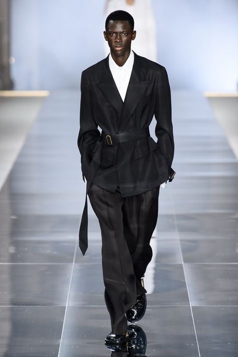 Dunhill Spring 2020 Menswear Fashion Show - Vogue Unique Suits, Men Runway, Prom Outfit, Menswear Runway, Mens Casual Outfits Summer, Suits Men, Designer Suits For Men, Mens Fashion Classy, Vogue Russia