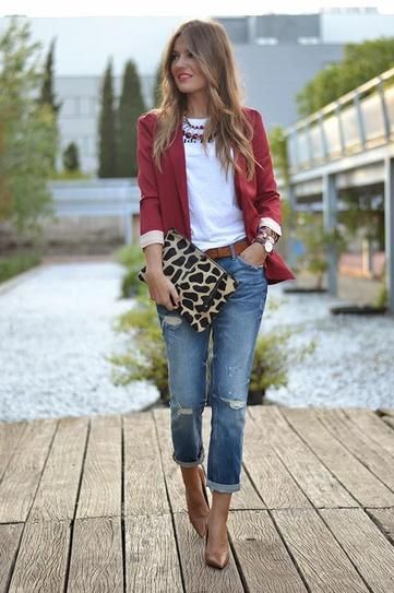 Ripped jeans, chic blazer, statement necklace, + a BOLD envelope clutch = Classic Style Perfection. // Helena Cueva #escherpe Chic Blazer, Blazer Outfit, Boyfriend Jean, Mode Chic, Mode Casual, 짧은 머리, Stil Inspiration, Red Blazer, Ținută Casual