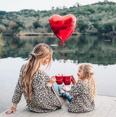 Mom Daughter Photography, Vom Avea Un Copil, Mom Daughter Photos, Daughter Photo Ideas, Mommy Daughter Photos, Mother Daughter Photoshoot, Mommy And Me Photo Shoot, Mom Daughter Outfits, Mother Daughter Photos