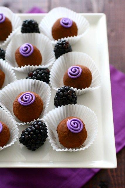 Blackberry Truffles, Truffles Recipes, Dessert Mini, Truffles Recipe, Candy Truffles, Sweet Dips, Truffle Recipe Chocolate, Delectable Desserts, Truffle Recipe