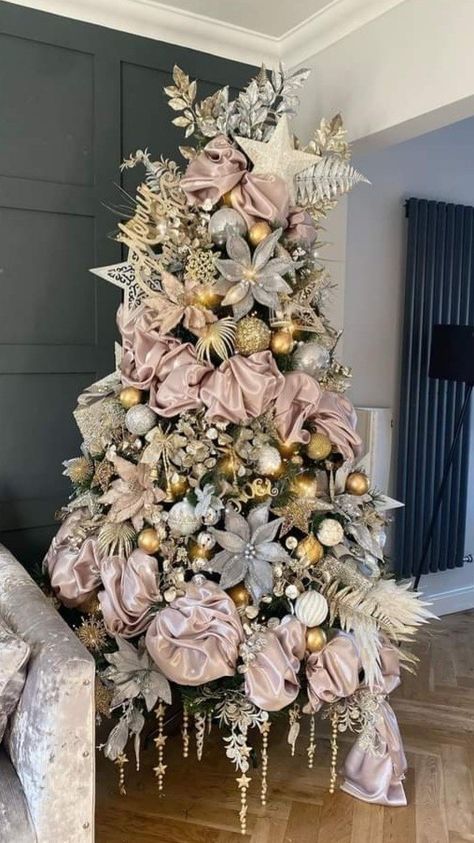 Diy Christmas Decorations Outdoor, Christmas Tree Ideas Red, Christmas Tree Ideas 2023, Wallpaper Aesthetic Christmas, Christmas Wallpaper Aesthetic, Pink Christmas Tree Decorations, Elegant Christmas Tree Decorations, Christmas Tree Decorations Ribbon, Floral Christmas Tree