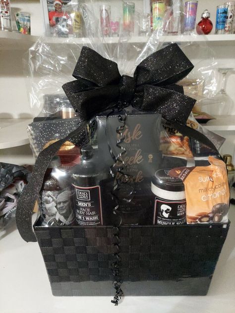 Color Themed Gift Baskets Black, Black Gift Basket Ideas, Black Gift Basket, Girl Gift Baskets, White Basket, Birthday Basket, Best Boyfriend Gifts, Black Theme, Themed Gift Baskets