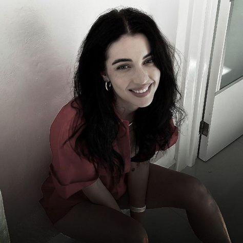 Adaline Kane, Adelaide Kane Aesthetic, Adelaide Kane Icons, Adeline Kane, Cora Hale, Mary Stuart, Adelaide Kane, Funny Shows, Dark Makeup