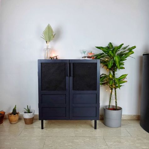 Cube Shelf Sideboard, Ikea Kallax Cabinet Hack, Doors For Kallax Shelves, Black Kallax Hack, Kallax Cabinet Hack, Flur Industrial Style, Diy Kallax Doors, Black Kallax Styling, Kallax Doors Diy