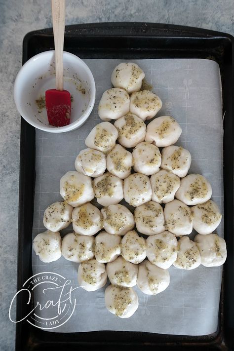 Brush butter and herb mixture over cheese dough balls - Christmas tree loaf Tree Pull Apart Bread, Christmas Tree Pull Apart Bread, Christmas Tree Biscuits, Pull Apart Cheese Bread, Biscuit Dough Recipes, Cheese Tree, Christmas Tree Bread, Cheese Dough, Cheesy Pull Apart Bread