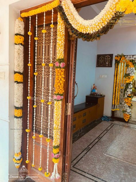 haldidecor#yellowtheme#weddingdecoration#receptiondecoration#pellikuthurudecor#pellikodukudecor#konguweddings#kongubrides#floraldecor#dreamdaydesigners Nilavu Malai Design, Main Gate Decoration For Diwali, Gate Decoration For Diwali, Flower Decoration Ideas At Home, Decoration For Diwali, Door Flower Decoration, Flower Decoration Ideas, Pastel Wedding Decorations, Puja Decor