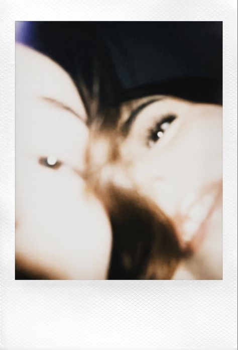 Friends Polaroid Pictures, Polaroid Pictures Aesthetic, Polaroid Camera Pictures, Friends Polaroid, You Are My Moon, Polaroid Picture, Ghost Videos, Instax Photos, Girls Night Party