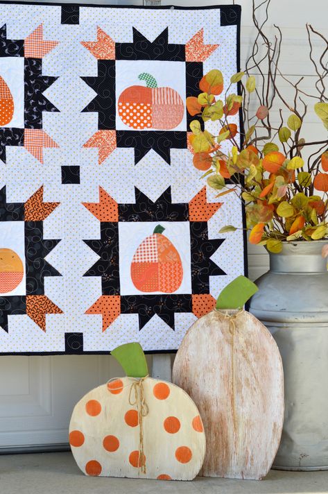 Pumpkin Quilts, Pumpkin Quilt Pattern, Pumpkin Quilt, Quilt Halloween, Autumn Quilts, Halloween Quilt Patterns, Fall Sewing Projects, Fall Quilt Patterns, Fall Quilt