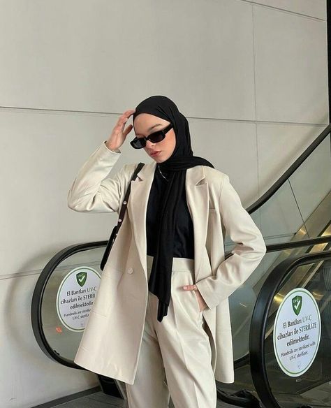 Classy Hijab Outfits, Outfit Muslim, Glam Shoes, Outfit Modest, Maternity Photoshoot Outfits, Mode Hijabi, Gossip Girl Outfits, Hijabi Outfit, Modest Outfit