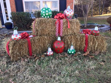 Winter Hay Bale Decoration, Rustic Christmas Parade Float Ideas, Haybale Christmas Decorations, Country Cowboy Christmas Decorations, Cowboy Christmas Parade Float, Straw Bales Christmas Decor, Outdoor Christmas Decor With Hay Bales, Christmas Farm Decorations, Hay Christmas Decor