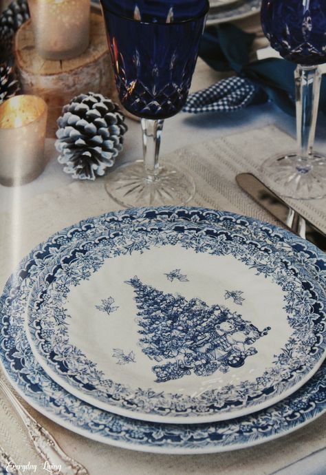 Tablescape Tuesday: Blue & White With Tartan Blue Willow Decor, Blue And White Tablescapes, Decorating With Blue And White Porcelain, Blue And White Dishes, Blue White Christmas, Blue Table Settings, Blue Willow Dishes, Blue And White Christmas, Christmas Tables