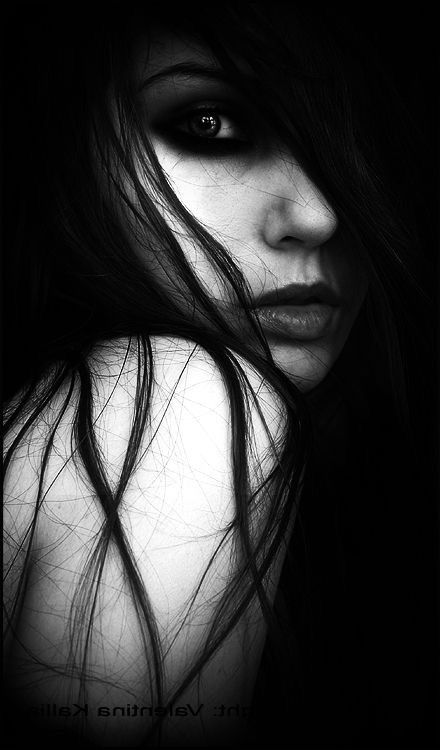 Demon Portrait, The Vampire Academy, Easy Photography Ideas, Dark Portrait, Demon Eyes, Female Vampire, Vampire Academy, White Picture, Black And White Portraits