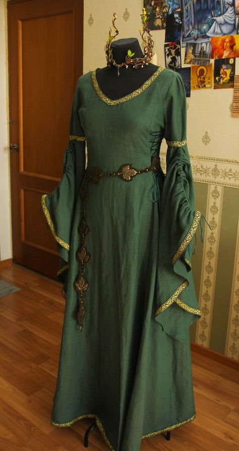 Rohan Aesthetic, Historical Irish Clothing, Traditional Irish Clothing, Middle Ages Dress, Midevil Dress, Medieval Dress Pattern, Ireland Dress, Medieval Outfit, Celtic Dress