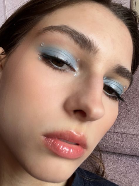 Light Blue Shadow Makeup, Blue Liquid Eyeshadow, Light Blue Wedding Makeup, Blue Metallic Makeup, Light Blue Makeup Ideas, Blue Euphoria Makeup, Euphoria Style Makeup, Light Blue Eyeshadow Looks, 1989 Makeup