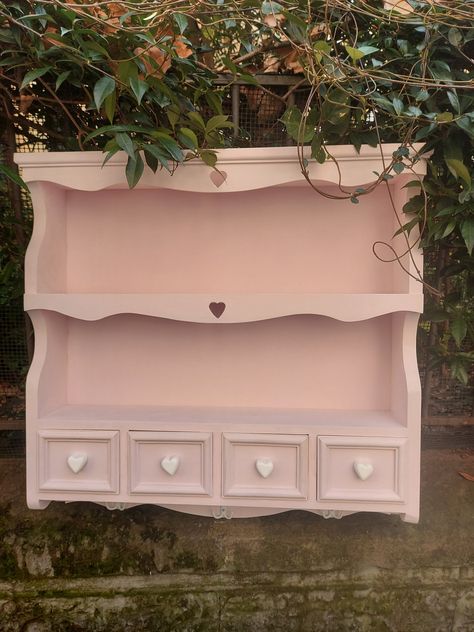 Beautiful solid wood plate rack, antique pink colour, 4 drawers also in solid wood. Non-toxic water painting in our carpentry workshops in Naples. True excellence of Made in Italy. Patina antique finishing process with beeswax, knobs in lime wood hand carved by us Pink And Wood Bedroom, Antique Room Ideas, Wood Plate Rack, Room Inspo Pink, Fairytale Home Decor, Cute Cabinet, Antique Room Decor, Pink Shelf, Pink Drawers