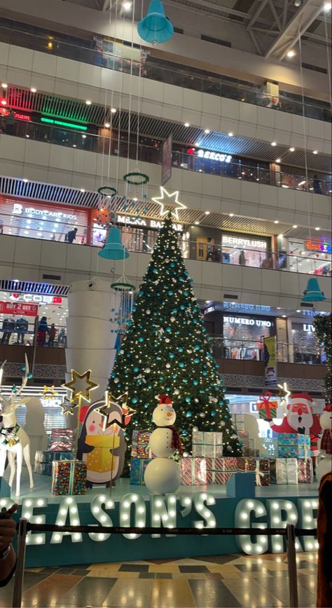 Christmas Mall Aesthetic, Christmas Tower, Crismas Tree, Christmas Snap, Mall Christmas, Delhi Shopping, Christmas Dreaming, Minecraft Christmas, Real Christmas