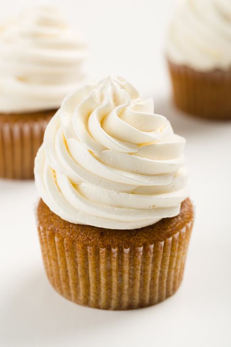 Italian Meringue Frosting, Dinner Recipes Italian, Whipped Buttercream Frosting, Meringue Buttercream Frosting, Cupcake Project, Whipped Buttercream, French Buttercream, Italian Meringue Buttercream, Italian Buttercream