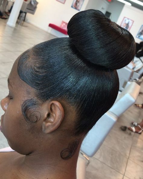 High Ballerina Bun, High Ballet Bun, Quick Simple Hairstyles, Clean Bun, Ballet Academia, Black Hair Bun, Ballerina Hair, Hair Lookbook, Donut Bun