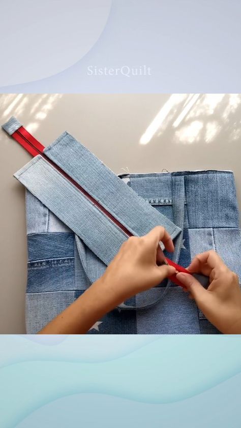 SisterQuilt | DIY Old Jeans Recycle Tote Bag | Instagram Denim Tote Bag Diy Old Jeans, Diy Jean Purse, Old Jeans Recycle, Jeans Recycle, Arrow Quilt, Diy Old Jeans, Diy Bags Jeans, Recycle Tote Bag, Recycled Jeans Bag