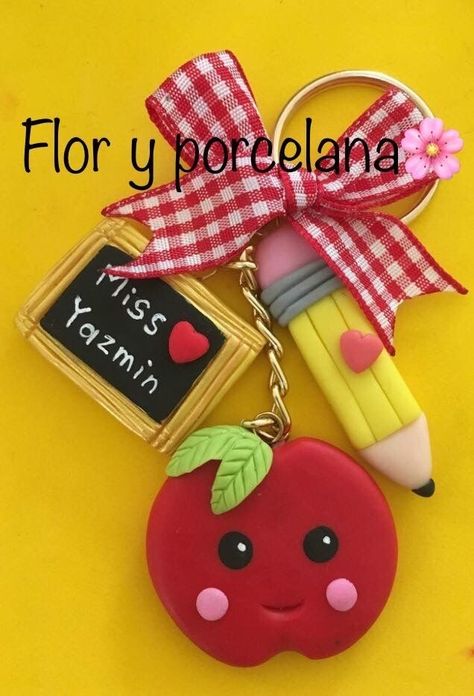 Teacher Polymer Clay Gift Ideas, Clay Teacher Gifts, Teacher Polymer Clay, Crea Fimo, Teacher Craft, Clay Keychain, Clay Magnets, Polymer Clay Diy, Pasta Francesa