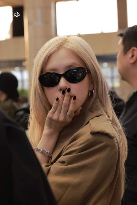 Blackpink Sunglasses, Rose Sunglasses, Rose Blackpink, Rose Park, Rose Photos, Best Kpop, Park Chaeyoung, Rosé Blackpink, First Girl