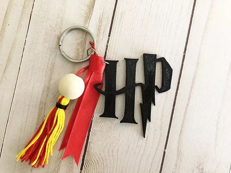 3d Printed Keychain Ideas, Keychain Cricut, Harry Potter Key, Harry Potter Keychain, Market Day Ideas, 3d Keychain, Diy Harry Potter, Harry Potter Etsy, Clay Pen