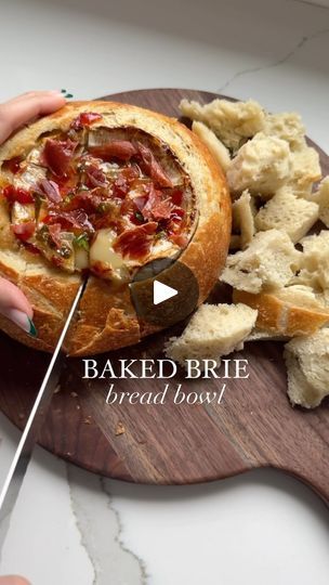 Easy Appetizers Recipes, Brie Baked, Appetizer Bread, Baked Brie Cheese, Prosciutto Recipe, Brie Cheese Recipes, Charcuterie Appetizers, Prosciutto Recipes, Crispy Bread