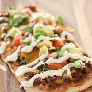 Easy Flatbread Mexican Pizza Recipe (30 Minute Meal) Mexican Pizza Recipe, Easy Flatbread, Mexican Pizza, Six Sisters Stuff, Making Homemade Pizza, Pizza Recipes Homemade, Healthy Menu, Flatbread Pizza, Flat Bread