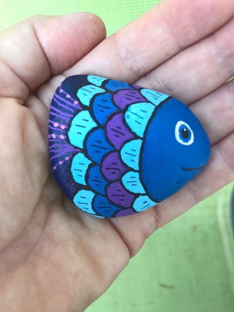 How To Paint A Fish On A Rock, Painting Fish On Rocks Ideas, Fish Painted Rocks Ideas, Cute Animal Painted Rocks, Rock Painting Fish Ideas, Painted Rocks Fish, Octopus Rock Painting, Rock Painting Fish, Painted Rock Fish