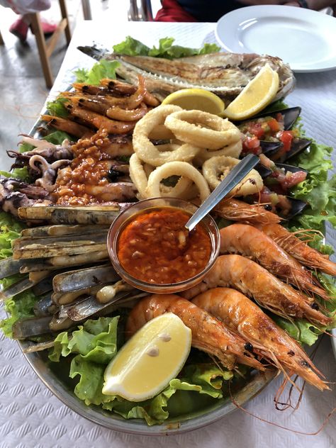 Fish Plates Food Dinners, Mariscos Aesthetic, Soul Food Dinner Party, Seafood Plates, Party Food Buffet, Soul Food Dinner, Thailand Food, Seafood Platter, Shellfish Recipes