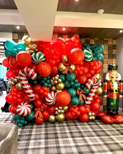 Are you ready for Christmas??? 🎅🏻 Check out this festive decoration by @dreambigballoonsandevents 🎈Want more inspiration?⁠ 🎈 Like & Follow us to get more tips and inspiration.⁠ ⁠ It's not too late to order your Xmas Balloon Arch kit @ www.etsy.com/shop/partygarland Christmas Balloon Circle Arch, Christmas Party Balloon Backdrop, Christmas Balloon Garland Ideas, Hayward California, Christmas Party Backdrop, Christmas Arch, Xmas Color, Christmas Balloon Decorations, 1st Birthday Balloons