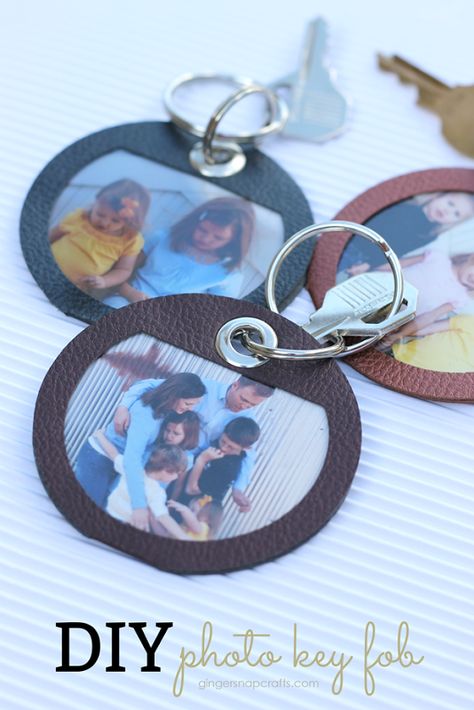 Diy Photo Keychain Ideas, Cricut Photo Projects, Leather Cricut Projects, Leather Keychain Diy, Cricut Leather, Crea Cuir, Personalised Gifts Diy, Idee Cricut, Diy Leather Projects