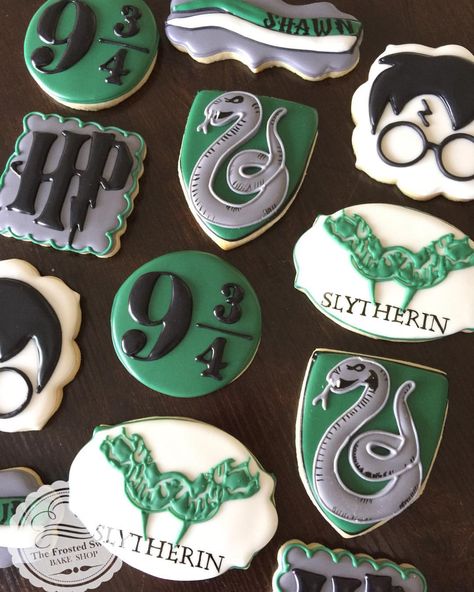 Slytherin! Happy Birthday Shawn! 🐍 #thefrostedswirlbakeshop #decorated #decoratedsugarcookies #sugarcookies #cookieart #cookiesofinstagram… Harry Potter Cookie, Harry Potter Cookies, Happy Birthday Shawn, Harry Potter Desserts, Gateau Harry Potter, Cumpleaños Harry Potter, Harry Potter Bday, Harry Potter Wedding Theme, Harry Potter Food