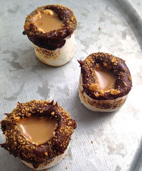 delish-smores-shot-glass-1 Shot Glass Desserts Recipes, Shot Glass Appetizers, Edible Shot Glasses, Shot Glass Desserts, Alcoholic Desserts, Dessert Shots, Pudding Shots, Shots Alcohol, Caramel Cheesecake