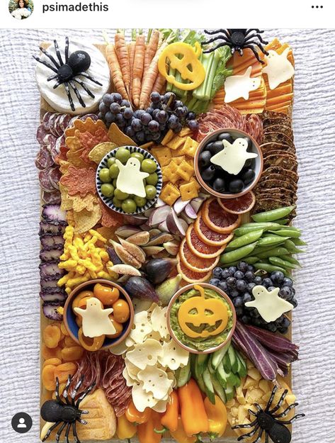 Halloween Veggie Charcuterie Board, Halloween Brunch, Fall Charcuterie, Halloween Charcuterie, Halloween Buffet, Boo Board, Vampire Party, Toddler Foods, Hocus Pocus Party