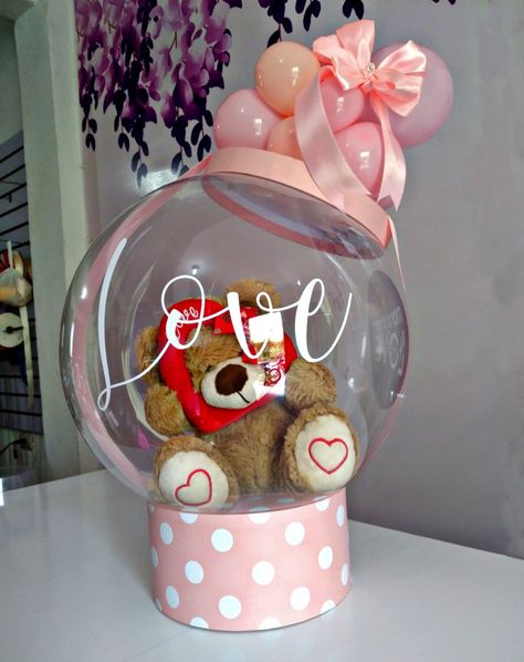 Globo burbuja con oso de peluche Bouquet Arrangements Ideas, Balloon Sculptures Diy, Kuromi Theme, Vday Decor, Stuffed Balloons, Balloon Hat, Balloons Ideas, Bouquets Ideas, Valentines Balloons