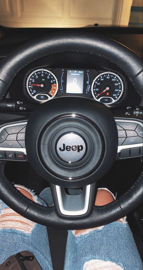 Jeep Renegade Interior Accessories, Jeep Renegade Aesthetic, Jeep Renegade Interior, 2015 Jeep Renegade, Girly Car Accessories, Dream Cars Mercedes, Girls Driving, Dream Cars Jeep, Girly Car