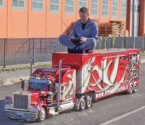 Definitely a man's toy Wiking Autos, Remote Control Trucks, Station Service, Rc Cars And Trucks, Custom Big Rigs, Radio Controlled Cars, Rc Autos, Big Boy Toys, Rc Auto