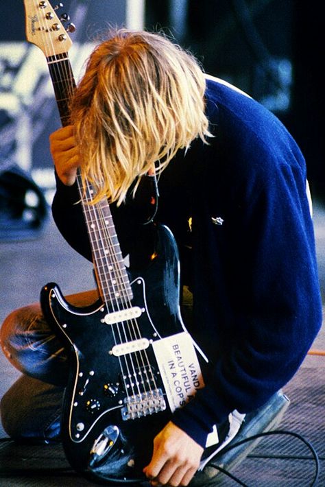 This is one of my favorite pictures of kurt. I absolutely love this guitar ♥ Pat Smear, Frances Bean Cobain, Donald Cobain, Krist Novoselić, Nirvana Kurt Cobain, Nirvana Kurt, Grunge Band, Smells Like Teen Spirit, Courtney Love