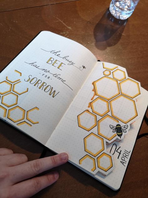 Bee Cutout, Bullet Journal Ideas Templates, Bullet Journal Notes, Bullet Journal Paper, Bullet Journal Mood, Bullet Journal Aesthetic, Bullet Journal Diy, Bullet Journal Notebook, Bullet Journal Design Ideas