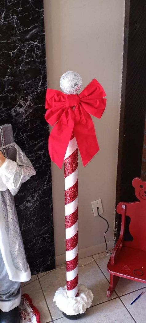 Candy Cain Christmas Decorations, Christmas Table Decorations Diy Centerpieces Candy Canes, Candy Cane Tablescape, Santa House, Cane Decor, Christmas Table Decorations Diy, Diy Christmas Candy, Canes Decor, Candy Cane Decorations