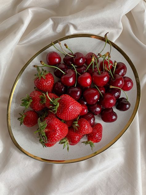 Plate Aesthetic, Cherries And Strawberries, Elegant Plates, Red Accessories, Strawberry Fruit, Fresh Strawberries, Fruit Plate, Healthy Fruits, Fresh Strawberry