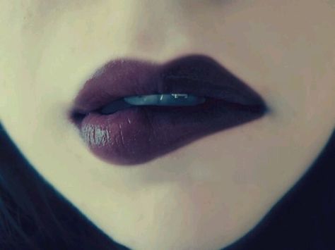 Dark purple lips Abbacchio Aesthetic, Purple Lipstick Aesthetic, Dark Purple Lips, Deep Purple Lipstick, Dark Purple Lipstick, Aesthetic University, Vampy Lips, Plum Lips, Flot Makeup