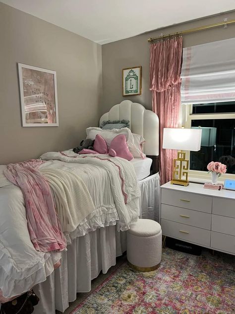 Collage Dorm Room, Luxury Dorm Room, Pretty Dorm Room, College Bedroom Decor, Pink Dorm, College Dorm Room Essentials, Dorm Room Styles, College Bedroom, Dream Dorm