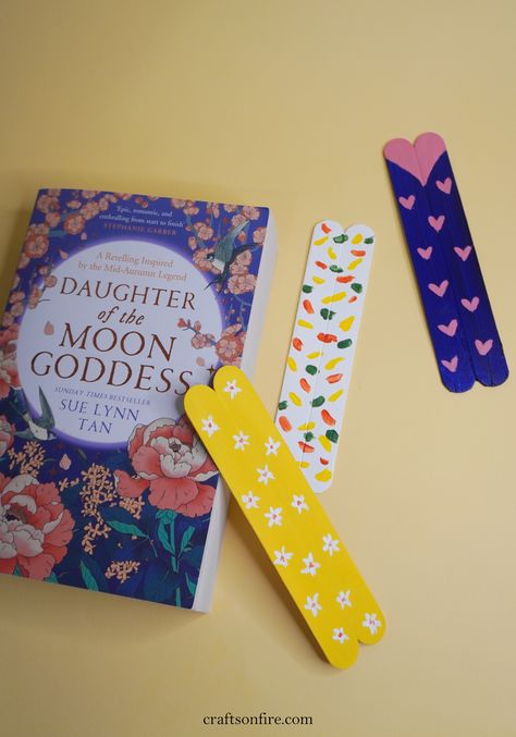 3 Easy DIY Popsicle Stick Bookmarks - Craftsonfire Popsicle Stick Bookmarks Diy, Popsicle Bookmarks, Popsicle Stick Bookmarks, Stick Bookmarks, Bookmark Diy, Diy Popsicle, Pop Stick, Bookmark Craft, Orange Dots