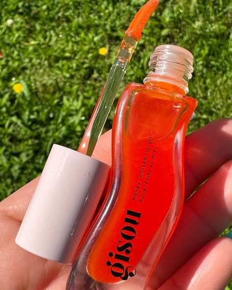 Gisou Honey Infused Lip Oil 🧡 A very glossy lip oil with hydrating ingredients as/ ✨ Hyaluronic Acid ✨ Honey ✨ Jojoba and seed oils This is Mango Passion Push - Sheer Hot Coral Gifted by @skeepers_us and @gisou #gisou #gisoulipoil #gisouhoneyglow #lipoil #virallipoil #skeepersfamily #skepeers #ugccreator #ugccommunity #ugcmakeup #lipcare #amazonfinds #sephora #sephorafinds #mangohoney #glossylips #lipticks #hyaluronic_acid #testing #makeuplover Gisou Lip Oil Charm, Birthday Things, Orange Lips, Seed Oils, Birthday List, Glossy Lips, Lip Oil, Lip Care, Seed Oil